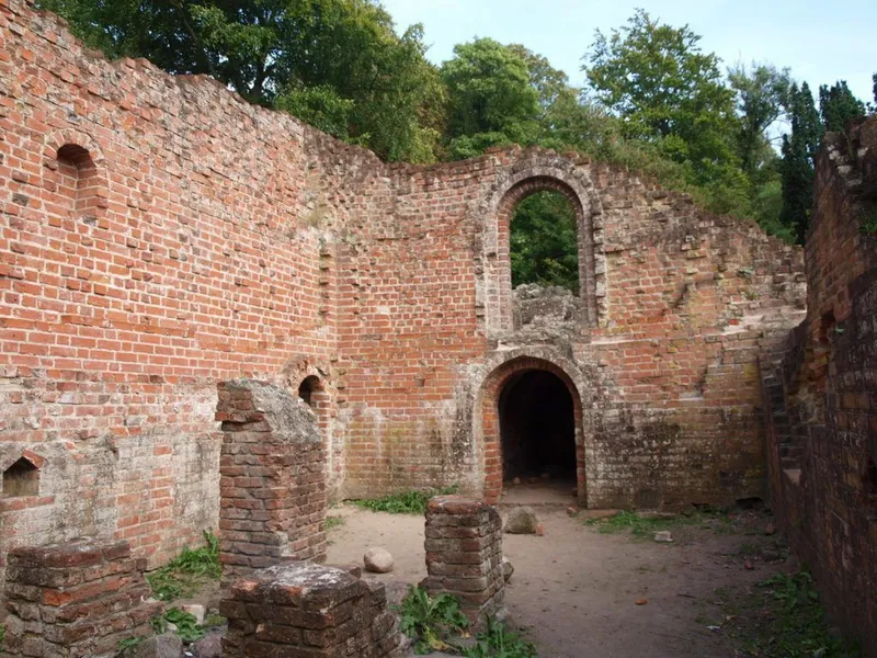 Murs en brique et porte voûtée des ruines du château d'Antvorskov