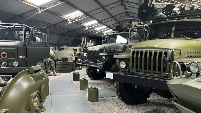 Camions militaires et véhicules blindés alignés dans le hall du musée