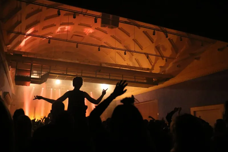 Public les mains levées devant la scène du Slagelse Musikhus
