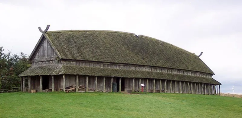 Maison longue viking reconstruite au toit de tourbe sur le rempart de Trelleborg